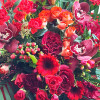 Tavaszi zsongás - Kerek csokor, piros árnyalatú vegyes virágokból - közepes méret (111)